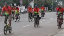 Peserta mengikuti kegiatan Gowes Bersama Indonesia Damai #iRide4Peace di Jakarta, Minggu (4/11). Acara ini dimeriahkan jajaran Polri, TNI, KPU, Bawaslu, komunitas sepeda, serta atlet sepeda nasional juga masyarakat umum. (Liputan6.com/Immanuel Antonius)