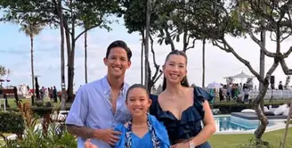Pasangan Irfan dan Jennifer Bachdim tengah berbahagia. Pasalnya putri sulungnya, Kiyomi baru lulus sekolah dasar di salah satu international school di Bali.