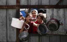 FOTO: Ekspresi Anak-Anak Kelaparan di Jalur Gaza Antre Berebut Makanan Imbas Blokade Israel