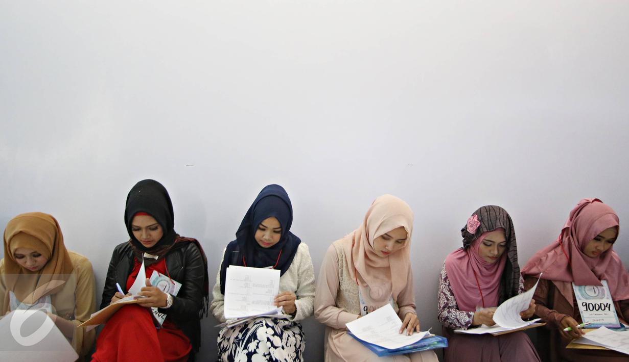 Peserta mengisi formulir saat mengikuti audisi Putri Muslimah Indonesia 2016 di Jakarta, Minggu (24/4). Ajang tersebut diadakan untuk mencari bakat terbaik dari muslimah yang memiliki kriteria akhlak, bakat, dan cantik. (Liputan6.com/Immanuel Antonius)