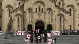 Ratusan orang memenuhi Katedral Trinity di Tbilisi untuk memberikan penghormatan terakhir mantan diplomat Soviet itu, Georgia, Minggu (13/7/14). (REUTERS/David Mdzinarishvili)