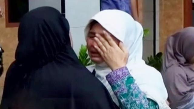 Isak Tangis Sambut Kepulangan Koper Korban Tragedi Mina
