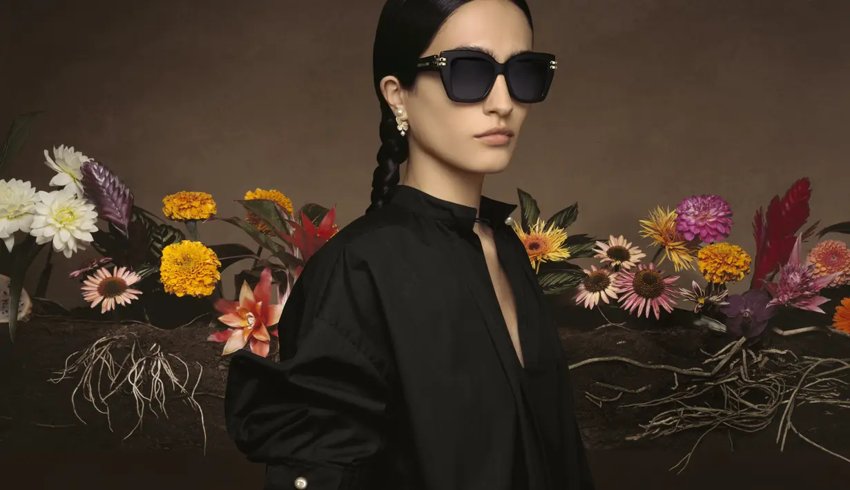 Siluet ngengat juga dihidupkan kembali, berdasarkan sketsa yang dibuat oleh Andree Brossin de Mere dari arsip Dior. [Foto: Document/Dior Cruise]