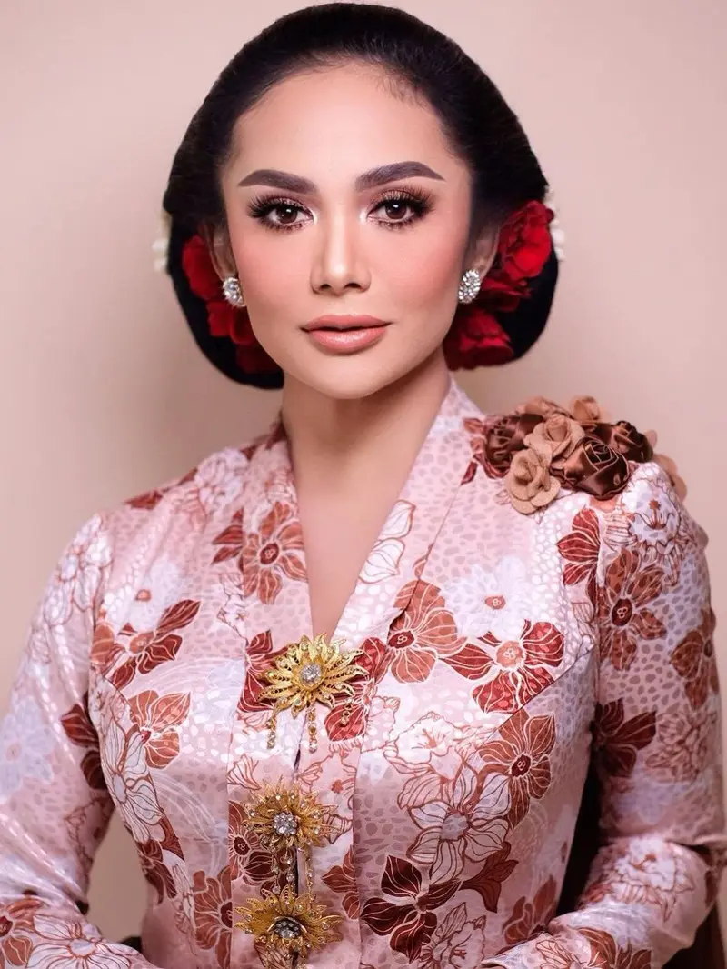 Krisdayanti di acara 7 bulanan Aurel