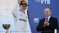 Pebalap Mercedes, Valtteri Bottas, meraih gelar juara di F1 GP Rusia yang berlangsung di Sirkuit Sochi, Minggu (30/4/2017). (EPA/Yuri Kochetov)