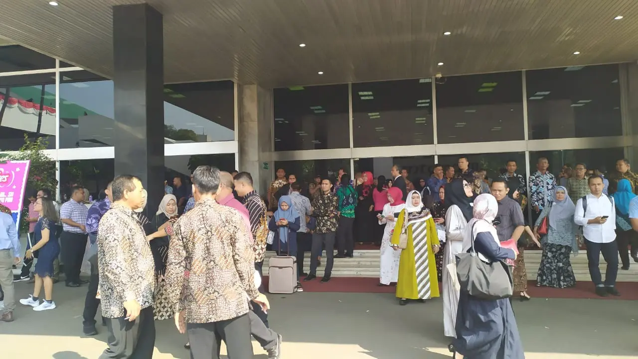Keluarga calon anggota baru DPR periode 2019-2024 hadir di Parlemen jelang pelantikan
