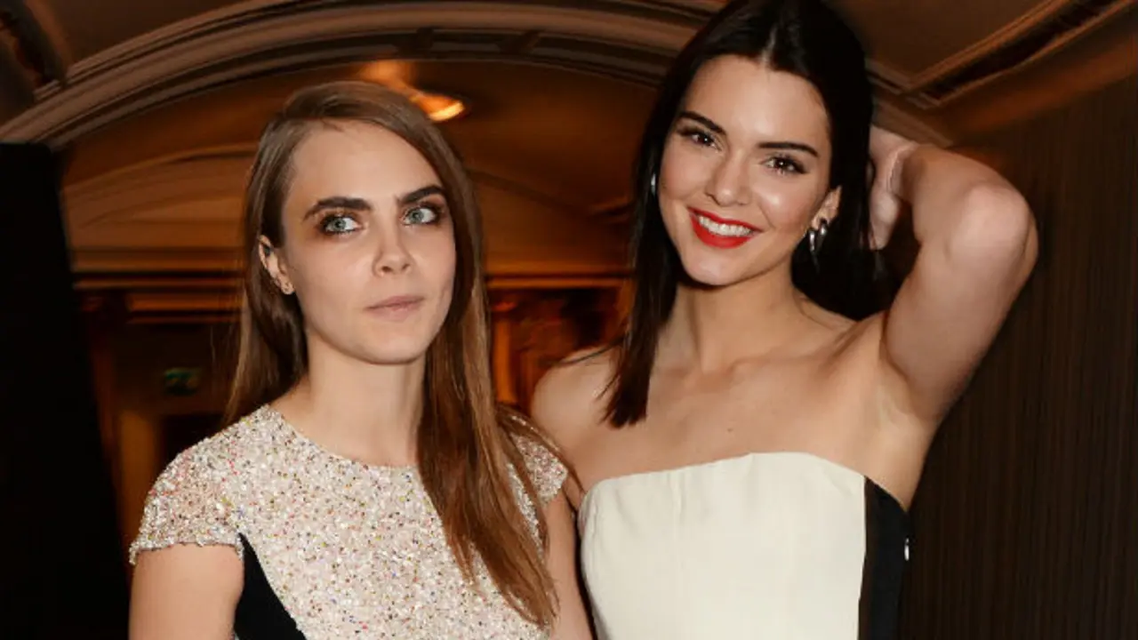 Kendall Jenner Jilat Cara Delevingne Saat Pemotretan Terbaru