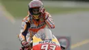 Aksi Marc Marquez membuka kaca helmnya usai memasuki finish pada balapan MotoGP Republik Ceska di Sirkuit Brno, (6/8/2017). Marquez mencatatkan waktu 44 menit 15,974 detik. (AP/Petr David Josek)