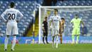 Pemain Leeds United, Ezgjan Alioski, tampak kecewa usai gagal mencetak gol penalti saat melawan Hull City pada laga Piala Liga Inggris di Ellan Road, Kamis (17/9/2020). Hull City menang adu penalti dengan skor 9-8. (Oli Scarf/Pool via AP)