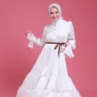 Foto Melody mengenakan dress putih (Credit: Instagram/melodylaksani92)