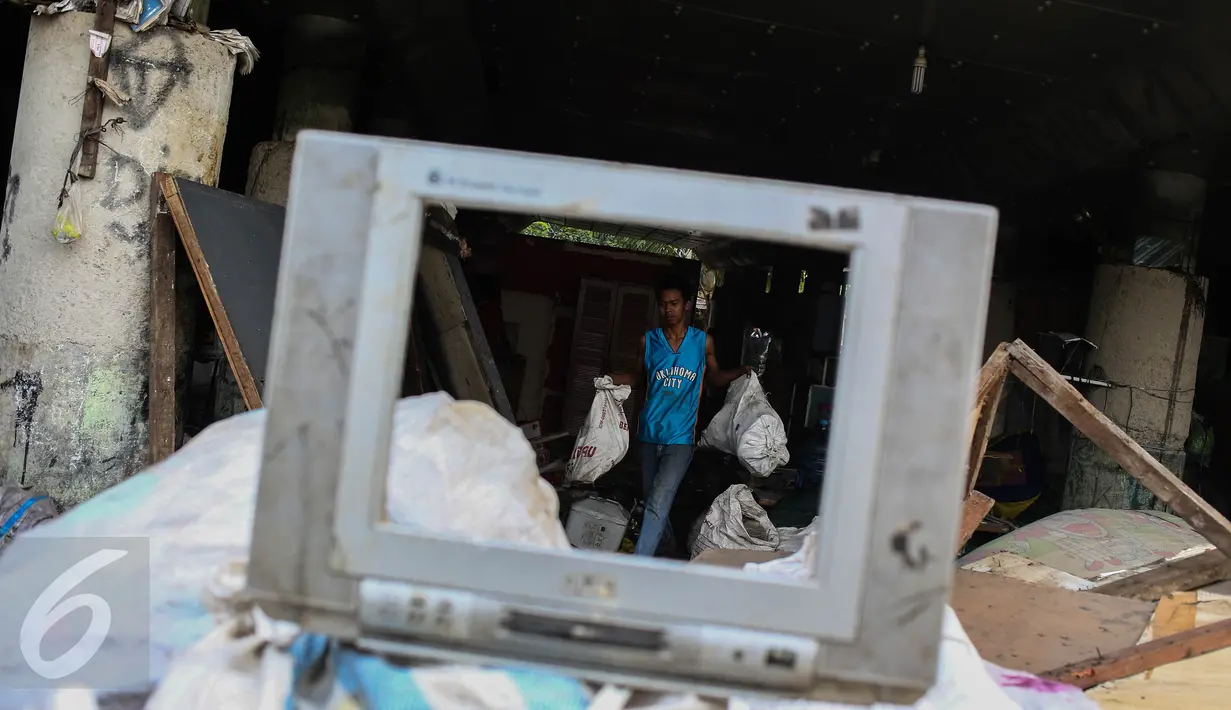 Seorang warga memindahkan barang miliknya saat proses penertiban bangunan liar di Kolong Tol Warakas, Jakarta, ‎Kamis (11/8). Sebanyak 355 personil gabungan dikerahkan untuk menertibkan 80 bangunan liar di kawasan tersebut. (Liputan6.com/Faizal Fanani)