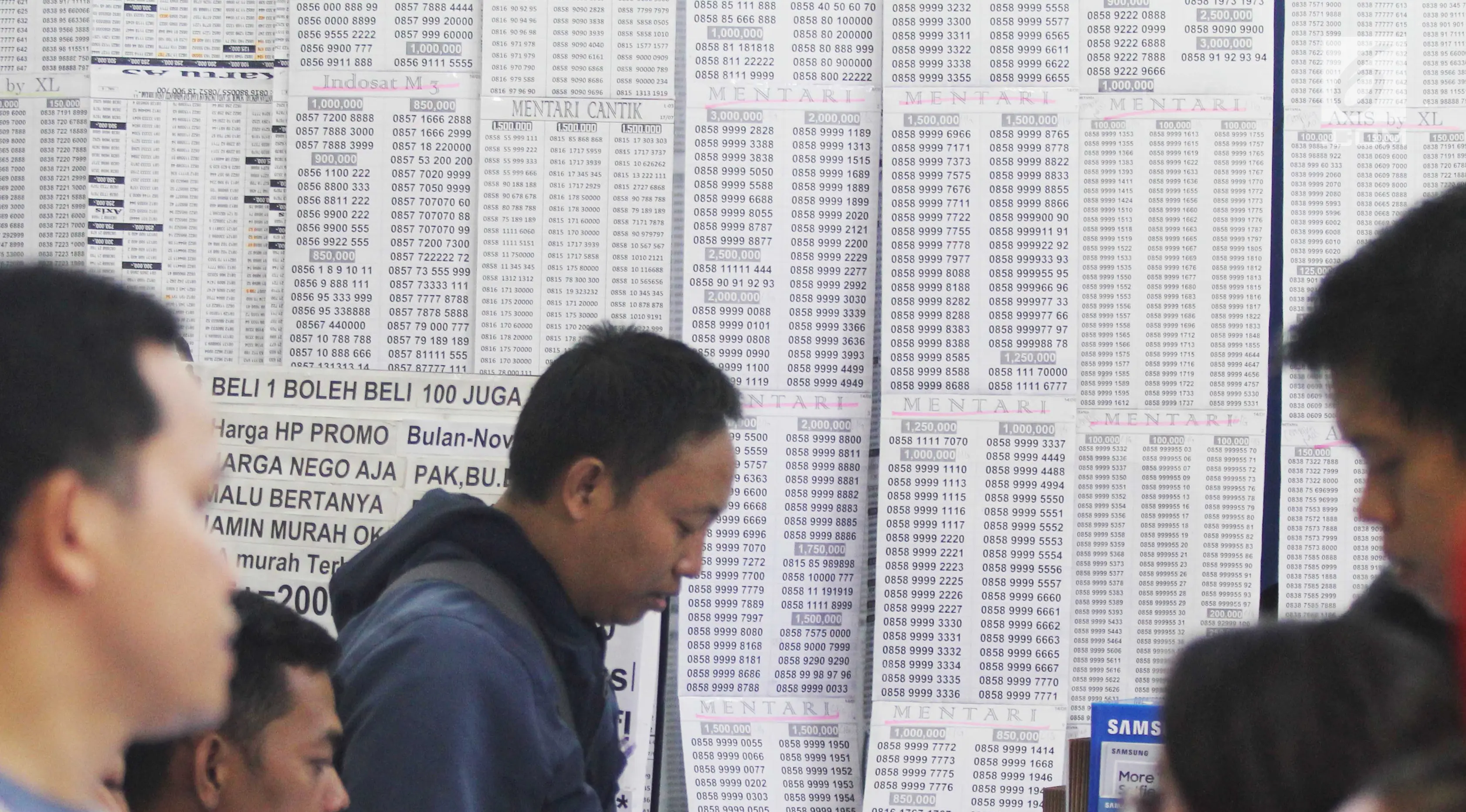 Deretan nomor selular prabayar baru di Jakarta, Jumat (3/11). Mulai 31 Oktober 2017, pelanggan kartu SIM prabayar baru (perdana) diwajibkan melakukan registrasi dengan mencantumkan NIK dan nomor Kartu Keluarga (KK). (Liputan6.com/Angga Yuniar)