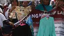 Pedagang kaki lima (PKL) dari Forum Pedagang Kreatif Lapangan Jatibaru menggelar unjuk rasa di depan kantor Ombudsman, Jakarta, Selasa (3/4). Para pedagang mendatangi kantor Ombudsman dengan berjalan kaki. (Liputan6.com/Arya Manggala)