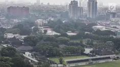 Sejumlah gedung bertingkat berada di antara ruang terbuka hijau (RTH) di kawasan Jakarta, Sabtu (6/4). Dinas Kehutanan DKI Jakarta mengganggarkan Rp 1,5 triliun untuk pengadaan tanah dengan peruntukan Ruang Terbuka Hijau (RTH) di tahun 2019. (Liputan6.com/Faizal Fanani)