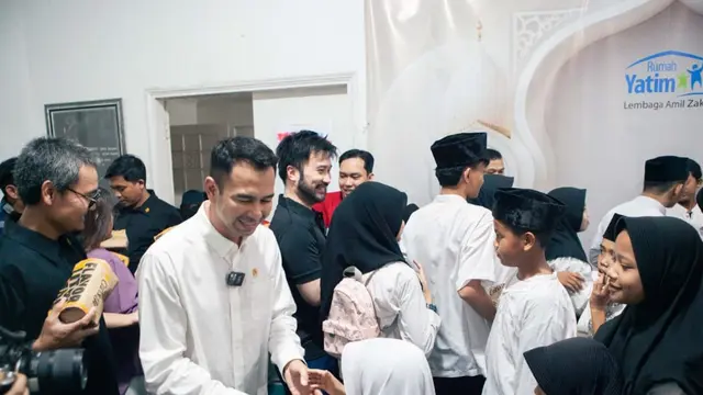 Utusan Khusus Presiden Bidang Pembinaan Generasi Muda dan Pekerja Sen Raffi Ahmad dan Rudy Salim berbagi makanan bergizi pada Jumat (10/01/2025)