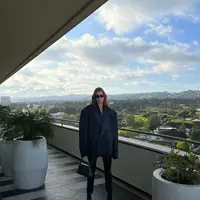 Oversized blazer berwarna hitam sangat tepat untuk di padu padankan dengan leather pants. Outfit ini sangat cocok untuk kamu gunakan saat menemami doi meeting dengan client. (instagram/kendalljenner)