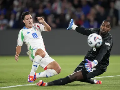 Penyerang Italia Giacomo Raspadori mencetak gol ketiga timnya melewati kiper Prancis Mike Maignan dalam laga matchday 1 League A Grup 2 UEFA Nations League 2024/2025 di Parc des Princes, Paris, Sabtu (7/9/2024) dini hari WIB. (AP Photo/Michel Euler)