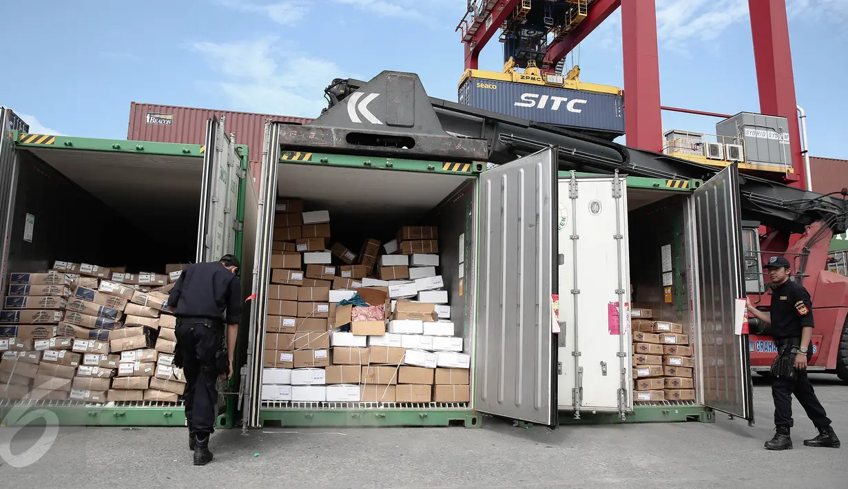 Tujuh kontainer berisi daging ilegal asal Australia dan Selandia Baru disita pihak Bea dan Cukai Pelabuhan Tanjung Priok, Jakarta, Kamis (16/6). Tujuh kontainer itu disita karena ada ketidaksesuaian antara isi dan dokumen. (Liputan6.com/Faizal Fanani)