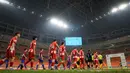 Pemain Atletico Madrid U-18 dan pemain Barcelona U-18 memasuki lapangan sebelum laga International Youth Championship 2021 antara Barcelona U-18 melawan Atletico Madrid U-18 di Jakarta International Stadium, Jakarta, Jumat (15/04/2022). (Bola.com/Bagaskara Lazuardi)