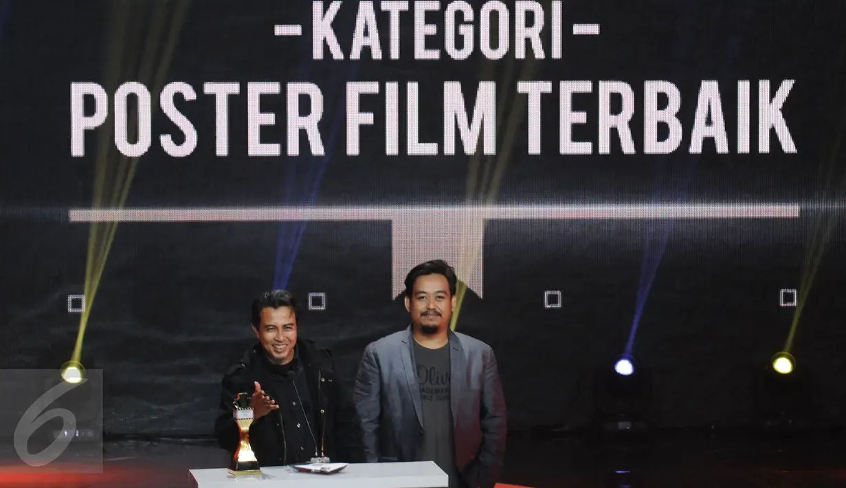 Perancang poster film Cek Toko Sebelah menyampaikan sambutan usai terpilih menjadi Poster Film Terbaik pada Indonesian Box Office Movie Awards 2017 di Studio 6 Emtek City, Jakarta, Rabu (29/3). (Liputan6.com/Helmi Fithriansyah)