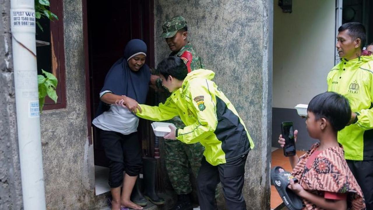 Polisi Salurkan Bantuan Banjir Pesanggrahan, Ribuan Warga Terdampak di Jakarta Selatan
