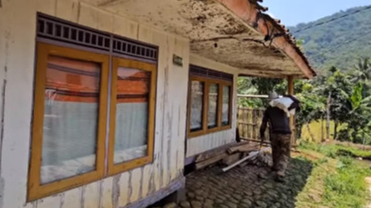 Tetap Bahagia, Pasangan Beda Usia Ini Tinggal di Rumah Gubuk Terpencil