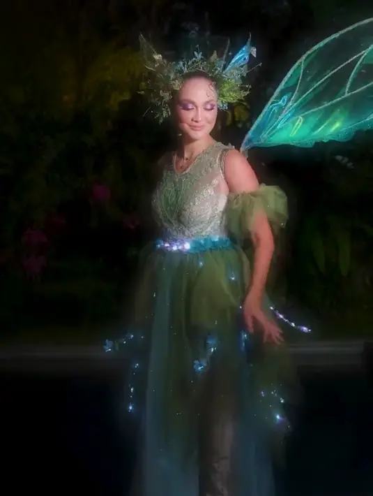 Luna terlihat mengenakan dress berwarna hijau dengan blink-blink dan lampu yang menyala di sebagian sisi. [instagram/lunamaya]