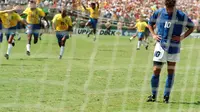 Roberto Baggio tertunduk lesu setelah tendangan penaltinya melambung di atas mistar gawang Brasil pada final Piala Dunia 1994 di   Stadion Rose Bowl, Amerika Serikat. Italia kalah 2-3. (OMAR TORRES / AFP)