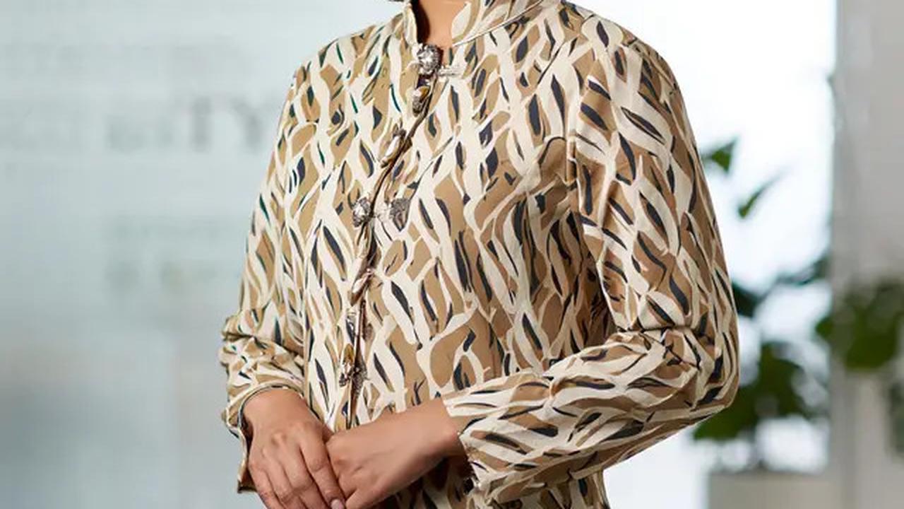 12 Model Baju Batik Tunik Kantor 2025 yang Bikin Gaya Formal Jadi Terlihat Lebih Trendy