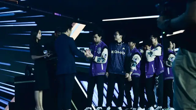 Pemain Echo saat menerima cincin juara Turnamen esports Mobile Legends M4 World Championship
