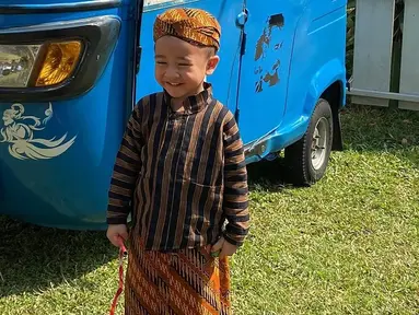 Pada laman Instagram Raffi dan Gigi, tampak mengunggah kegiatan anak kedua mereka. Rayyanza alias Cipung terpantau senang mengikuti acara 17 Agustus yang diadakan di sekolahnya. Dengan senyum yang menggemaskan, Cipung mengenakan pakaian adat Jawa yang identik dengan motif lurik. (Liputan6.com/IG/@raffinagita1717)