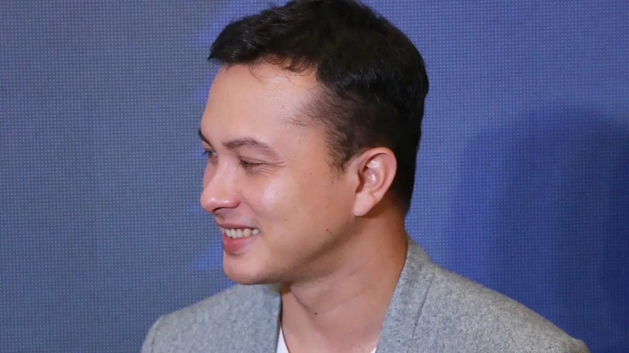 Tren Bros di Tahun 2024 Dipopulerkan Nicholas Saputra