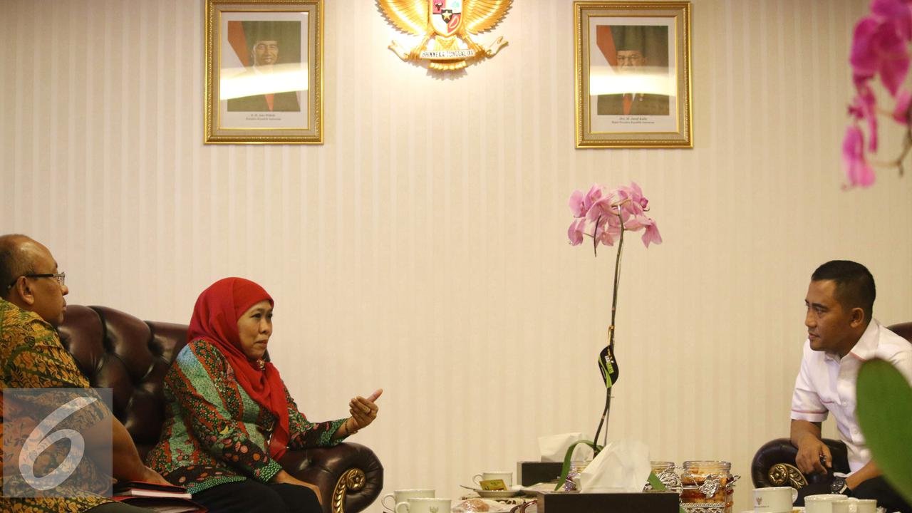 Menteri Sosial Khofifah Indar Parawansa saat melakukan pertemuan dengan Kepala Densus 88 Eddy Hartono 