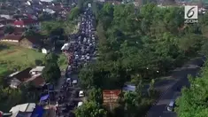 Arus lalu lintas jalur selatan masih macet. Kemacetan yang terjadi sejak pagi bahkan telah mancapai 15 km.