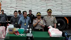Polda Metro Jaya menggelar konferensi pers terkait penggelapan gula, Jakarta, Rabu (24/6/2015). Polda Metro Jaya berhasil mengamankan 60 ton gula pasir dan tiga orang tersangka di kawasan Tangerang. (Liputan6.com/Johan Tallo)