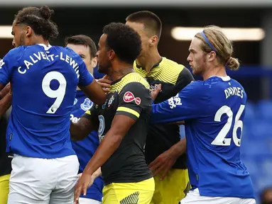 Penyerang Everton, Dominic Calvert-Lewin, bersitegang dengan bek Southampton, Jack Stephens, pada laga lanjutan Premier League pekan ke-34 di Goodison Park, Jumat (10/7/2020) dini hari WIB. Everton bermain imbang 1-1 atas Southampton. (Clive Brunskill/Pool via AP)