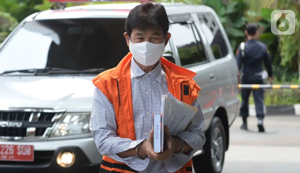 Bupati Solok Selatan nonaktif,  Muzni Zakaria berjalan akan menjalani pemeriksaan penyidik di Gedung KPK, Jakarta, Selasa (28/4/2020). Muzni diperiksa sebagai tersangka kasus dugaan suap proyek pembangunan infrastruktur Jembatan Ambayan dan Masjid Agung di Solok Selatan. (merdeka.com/Dwi Narwoko)