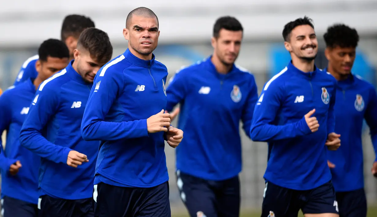 <p>Pemain FC Porto Pepe (kiri) menjalani sesi latihan di tempat latihan Olival, Vila Nova de Gaia, dekat Porto, Portugal, 21 Februari 2023. FC Porto akan menghadapi Inter Milan pada pertandingan sepak bola leg pertama babak 16 besar Liga Champions. (MIGUEL RIOPA/AFP)</p>