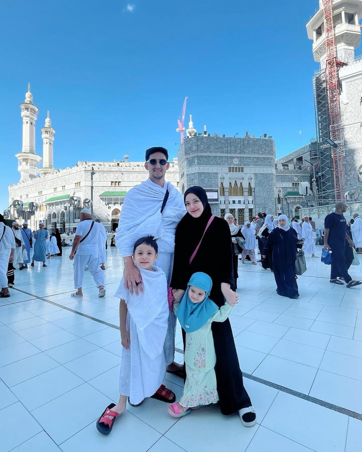 Potret Tasya Kamila Isi Liburan Akhir Tahun dengan Umrah Sekeluarga, Ajak 2 Anaknya Sekaligus