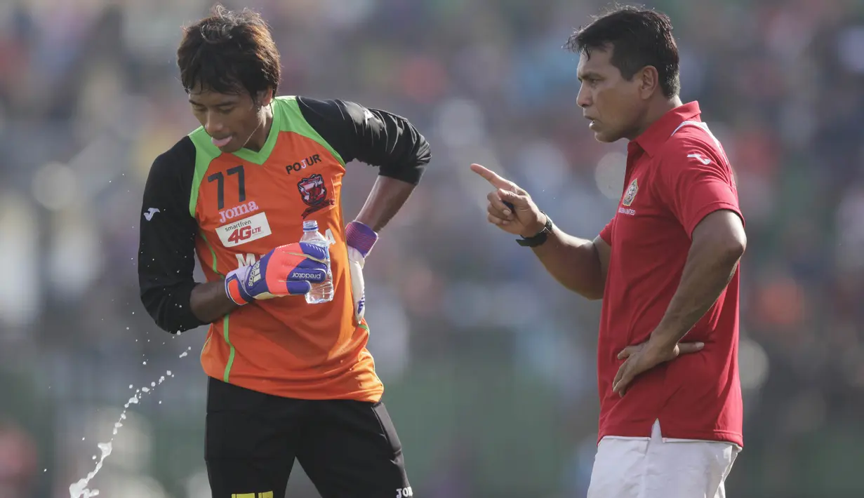 Pelatih kiper Madura United, Alan Haviluddin, memberikan arahan kepada Hery Prasetyo pada laga uji coba melawan Persiba Balikpapan di Stadion Ahmad Yani, Sumenep, Sabtu (20/2/2016). (Bola.com/Vitalis Yogi Trisna)