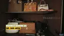 Beberapa diantaranya Louis Vuitton Eden Rp 20 juta, Prada-cleo leather shoulder bag Rp 52 juta, Channel Coco Handle 60 juta, Chanel Boy Black 92 juta, Christian Dior Lady Dior Rp 120 juta, Channel medium 135 juta hingga Hermes Birkin 25 yang harganya mencapai Rp 389 juta. [Youtube/TRANS7 OFFICIAL]