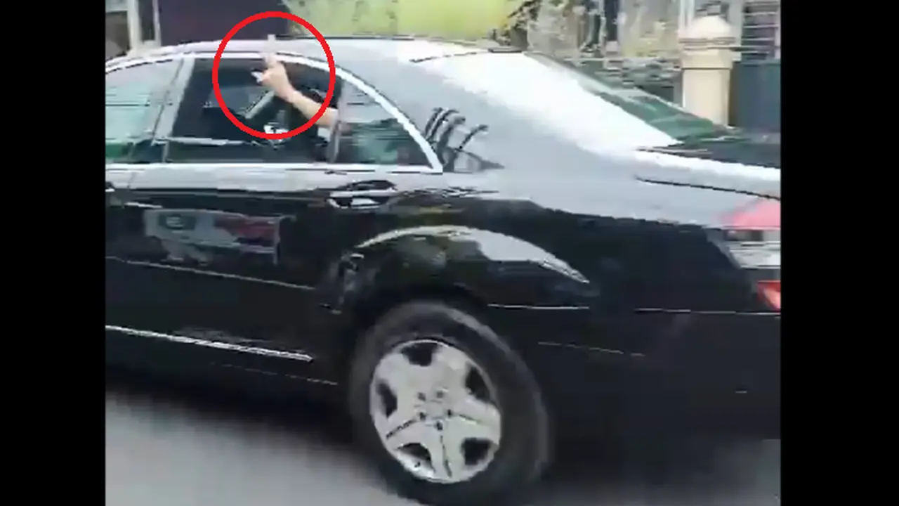 Pose dua jari dari dalam mobil Kepresidenan atau RI 1 saat melintas di Jawa Tengah. (Tangkapan layar)
