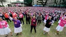 Pelajar dan Mahasiswa merayakan Hari Valentine dengan menggelar tari massal bertajuk "One Billion Rising" di Manila, Filipina, Selasa (14/2). Kegiatan tersebut sebagai kampanye 'Tolak Kekerasan Terhadap Perempuan dan Anak'. (AP Photo / Bullit Marquez) 