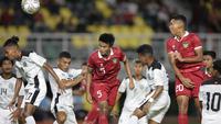 Bek Timnas Indonesia, Kakang Rudianto (tengah) menyundul bola di depan gawang Timor Leste dalam laga Kualifikasi Piala Asia U-20 2023 di Stadion Gelora Bung Tomo, Surabaya, Rabu (14/9/2022) malam WIB.