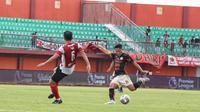 Pemain Persija Jakarta, Syahrian Abimanyu (kiri) pada pertandingan melawan Madura United di BRI Liga 1 2022/2023 hari Minggu (26/02/2023). (Wahyu Pratama/Bola.com)