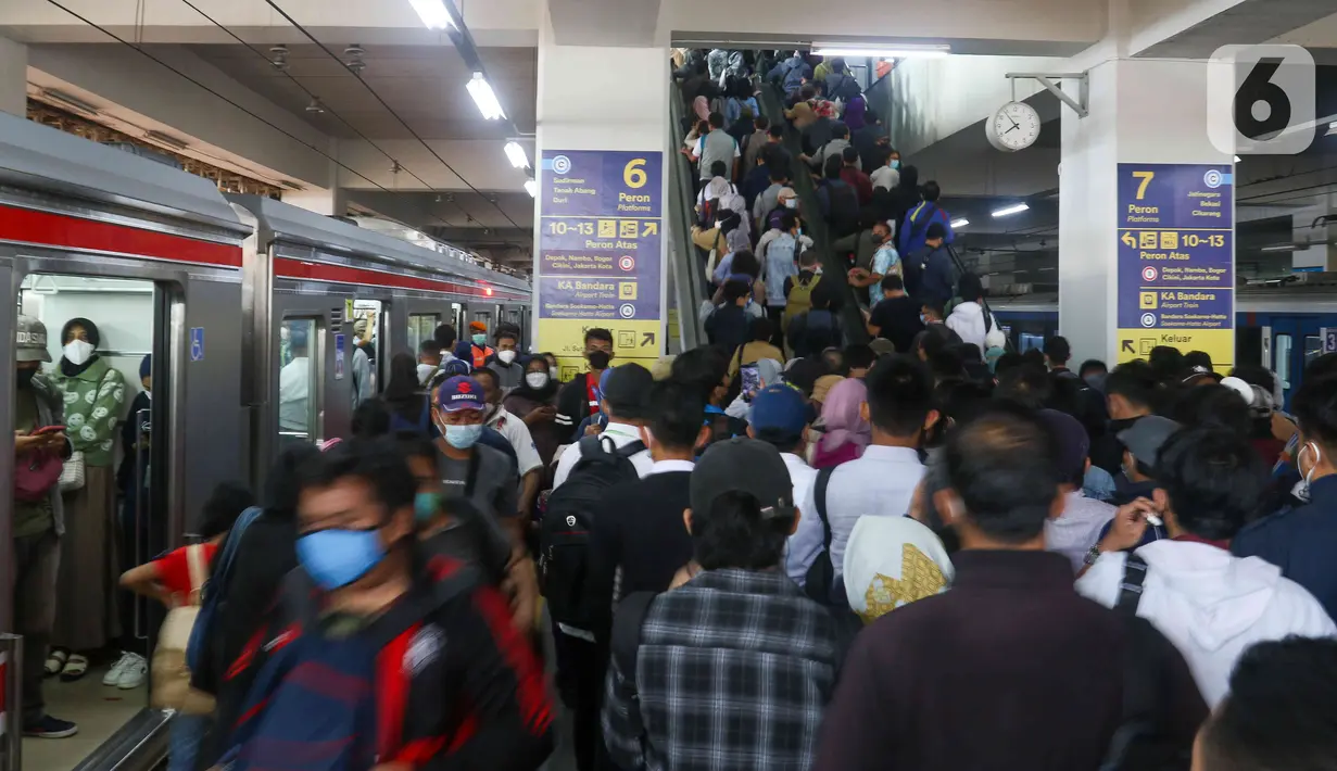 Suasana penumpang saat perubahan rute KRL Commuterline di Stasiun Manggarai, Jakarta, Senin (30/5/2022). Perubahan rute baru kereta rel listrik yang diberlakukan pada Sabtu, 28 Mei 2022 lalu dikarenakan proses Switch Over ke 5 penataan lintas kereta api di  Stasiun Manggarai. (Liputan6.com/Herman Zakharia)