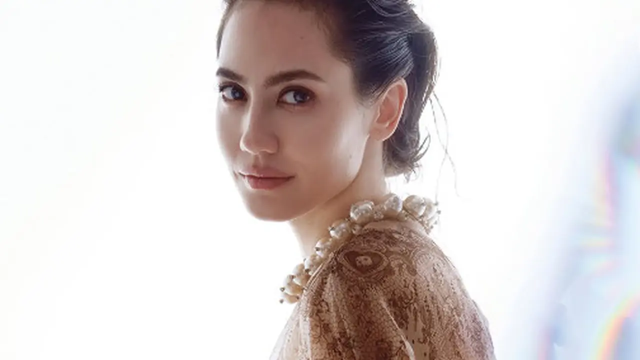 Tampilan Glamor Pevita Pearce Nampang di Sampul Majalah Malaysia, Pancarkan Pesona Istri Pengusaha yang Elegan