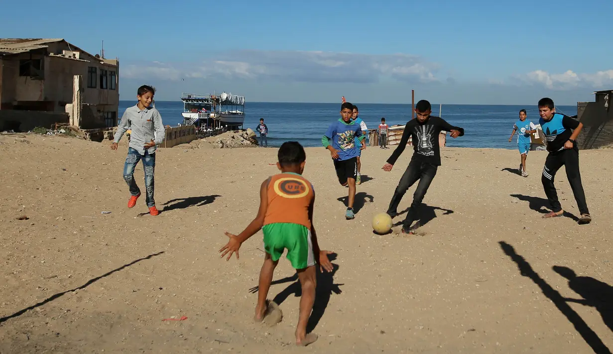 Sejumlah anak Palestina bermain sepak bola di kawasan Gaza, Jumat (3/11/2017). Sepak bola tidak hanya menjadi olahraga favorit, tapi juga sebagai salah satu cara bagi warga untuk mengurangi ketegangan akibat peperangan. (AFP/Mohammed Abed)