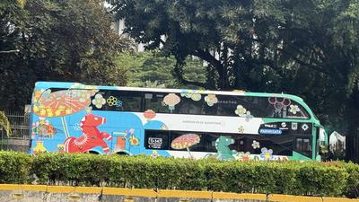 Di Balik Senyum Pemandu Bus Wisata Jakarta