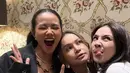 <p>Yura Yunita tampil mengenakan blazer oversize warna hitam dipadukan inner tanktop warna senada. Melengkapi tampilannya dengan dua kalung emas. [@yurayunita]</p>